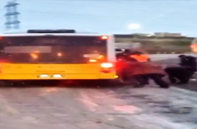 Arnavutköy’de çamurlu yolda ilerleyemeyen İETT otobüsünü vatandaşlar itti
