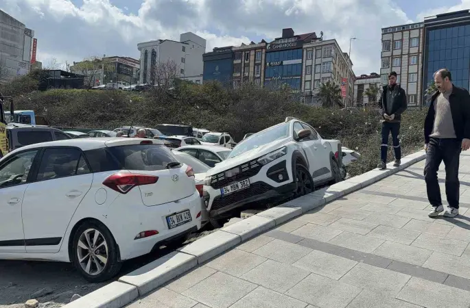 Arnavutköy’de park etmek isterken araçların üzerine çıktı
