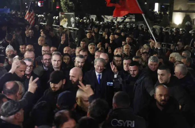 Arnavutluk’ta hükümet karşıtı protestocular ile polis arasında çatışma
