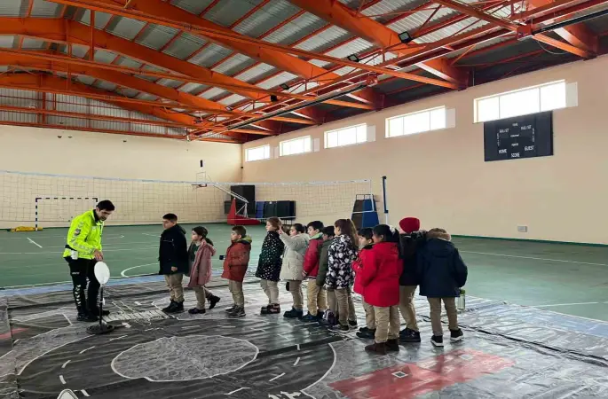 Arpaçay’da öğrencilere temel trafik eğitimi verildi
