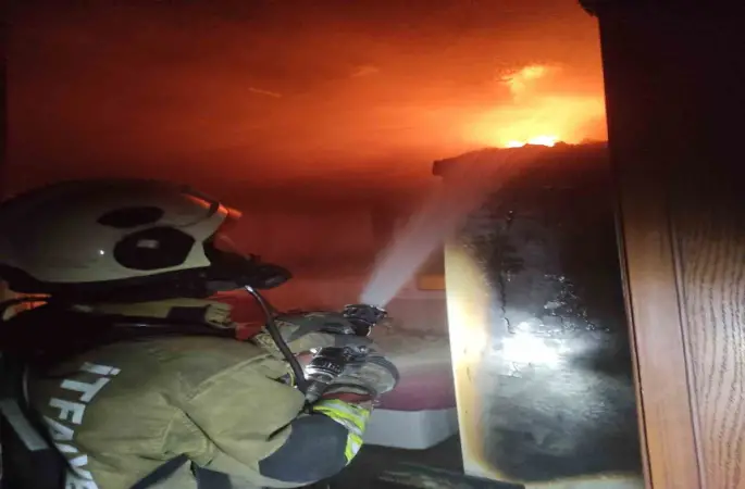 Arsuz’da ev alevlere teslim oldu
