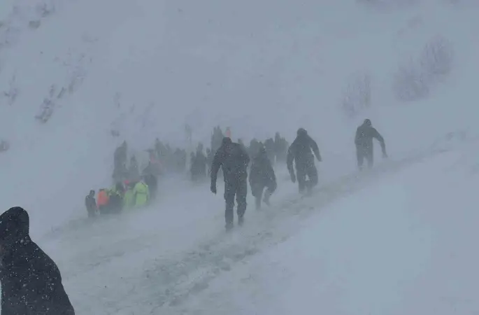 Artvin’de çığ bölgesinde arama çalışmalarına ara verildi
