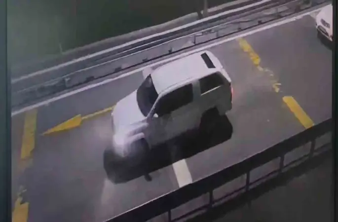 Artvin’in CHP’li Belediye Başkan Yardımcısı resmi aracı alkollü kullanırken jandarmaya yakalandı
