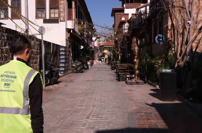 ASAT’tan Kaleiçi’nde kanalizasyon hattı temizliği
