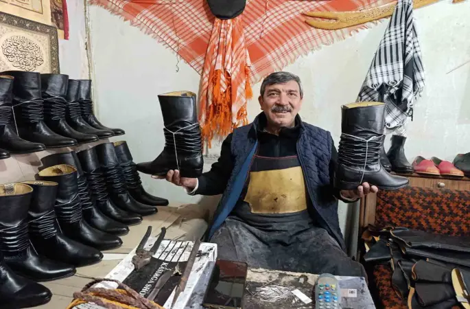 Asırlık kalıplarla körüklü çizme üretiyor
