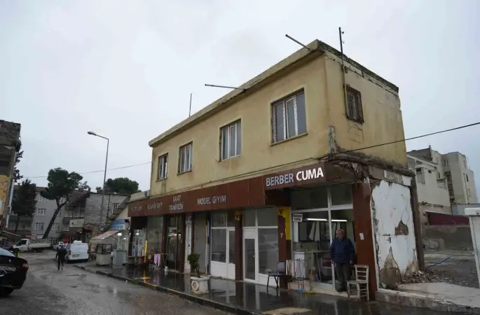 Asrın felaketi meslek aşkını yıkamadı: 50 yıllık berber, hasarlı dükkanını terk etmedi
