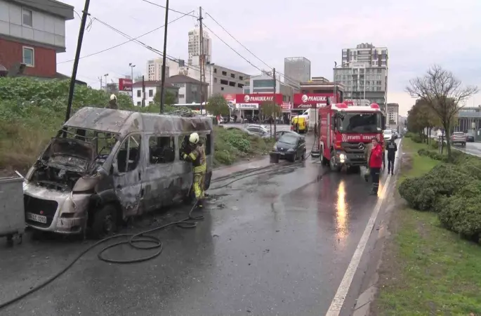 Ataşehir’de servis minibüsü yanarak küle döndü
