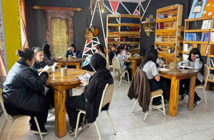 Atık malzemelerle kurulan kütüphane öğrencilerin yeni yaşam alanı oldu
