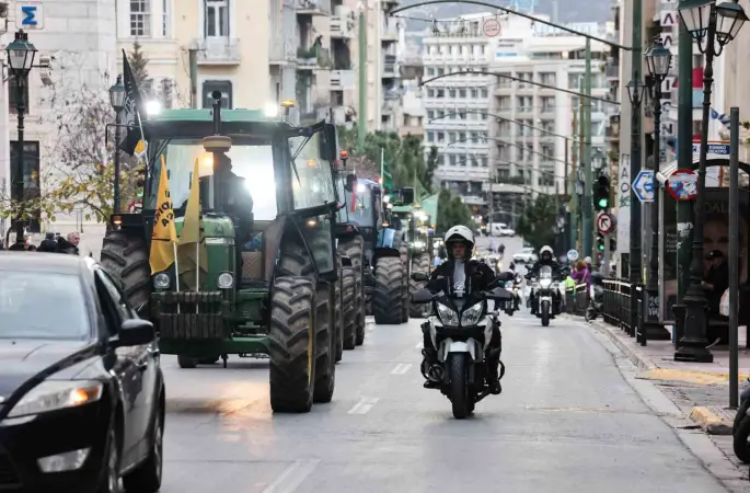 Atina’da çiftçilerden, parlamento binası önünde traktörlü protesto
