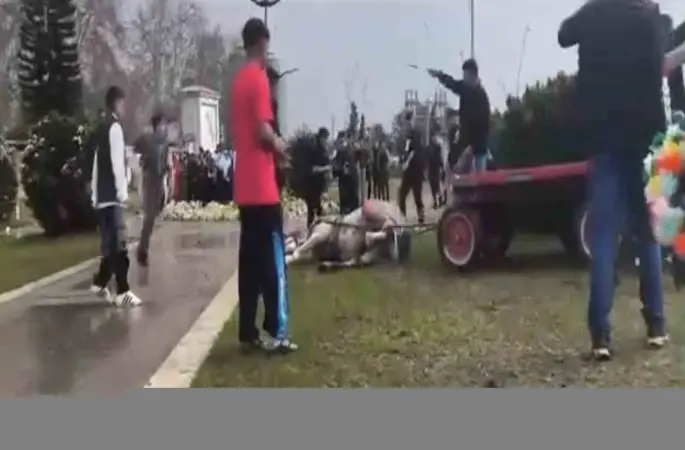 Atını sopa ve tekmeyle bayılttı
