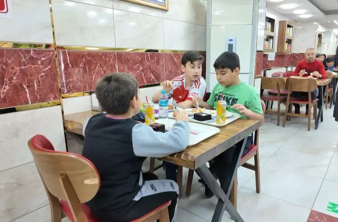 Avcılar’da bir esnaf 23 Nisan dolayısıyla çocuklara ücretsiz yemek ikram etti
