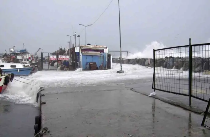 Avcılar’da metrelerce yükselen dalgalar mendireği böyle aştı
