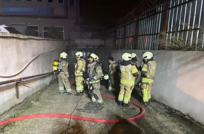 Avcılar’da tekstil atölyesine ait depo alevlere teslim oldu
