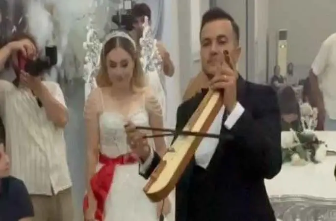 Kendi düğününde hem çaldı hem oynadı