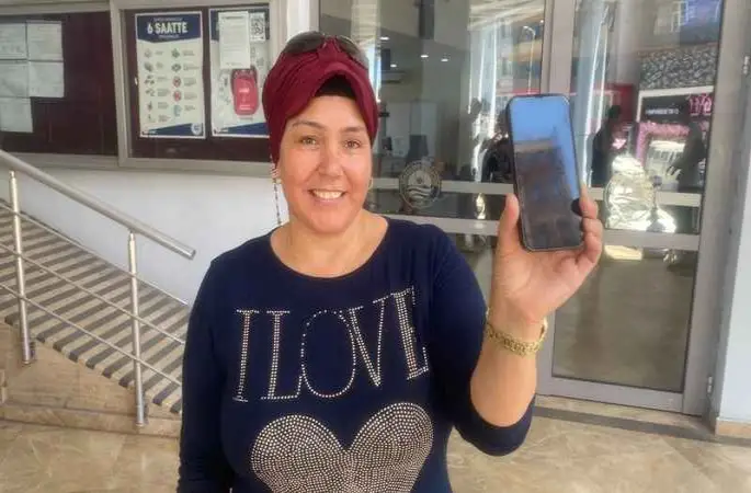 Yolda yürürken 38 bin TL’lik telefon buldu