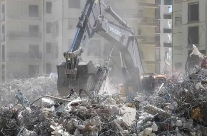 Yüzlerce kişiye mezar olan Rönesans Rezidans’ın son bloğu da yıkıldı