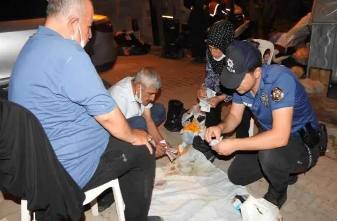 Kilis’te 13 kamyonet çöp çıkan evde para ve altın bulundu