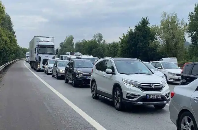 TEM'de zincirleme trafik kazası: 3 yaralı