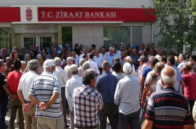 Banka şubesinin kapanacağını öğrenen çiftçilerden oturma eylemi
