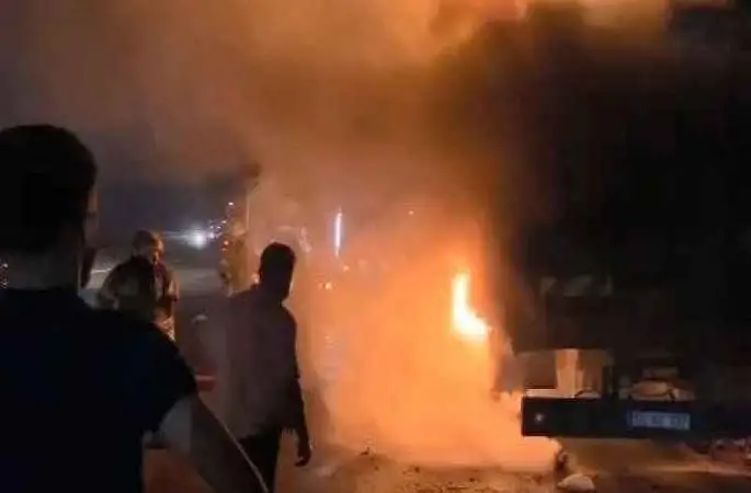 Bursa’da arı yüklü kamyon alev alev yandı