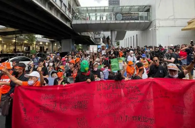 Tayland sokaklarında protestolar sürüyor
