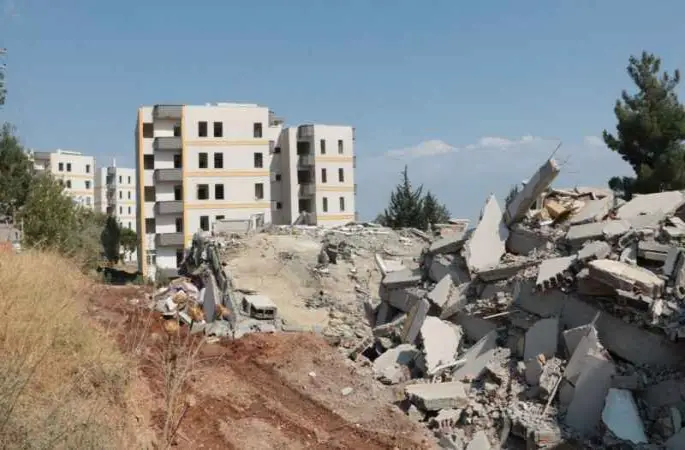 Kahramanmaraş'ta ağır hasarlı binaların yıkımı sürüyor