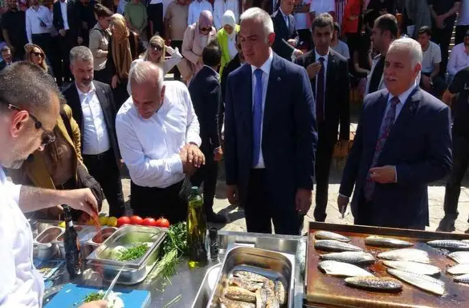 Bakan Ersoy tarçınlı hamsi plakinin tadına baktı