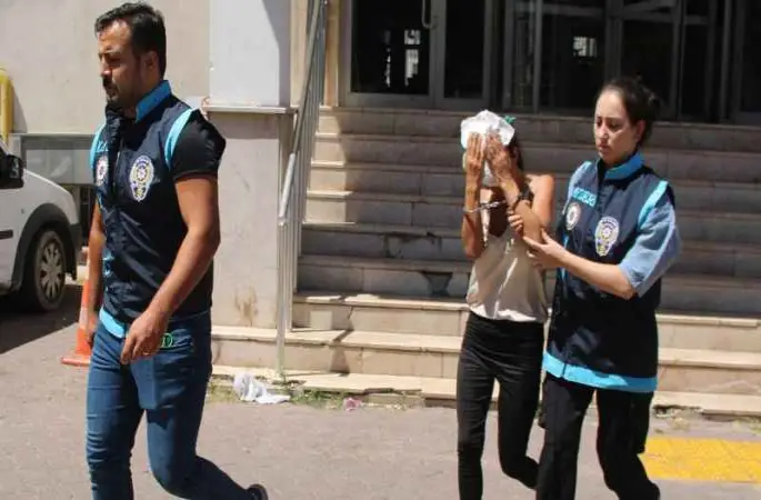 Sahte altın satarak sarrafları dolandıran kadın yakalandı