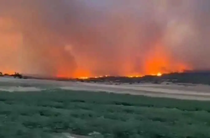 Komşudaki yangın rüzgarın etkisiyle yayılmaya devam ediyor