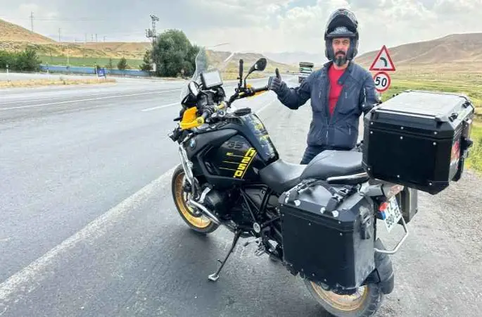 Fransa’dan 22 gün önce yola çıkan turist Hakkari’ye ulaştı