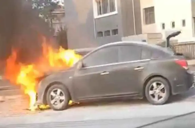 Bursa'da seyir halindeki otomobil alev alev yandı