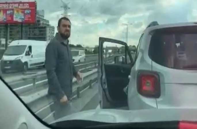 İstanbul’da kadın psikiyatrist trafikte çocuğuyla birlikte dehşeti yaşadı