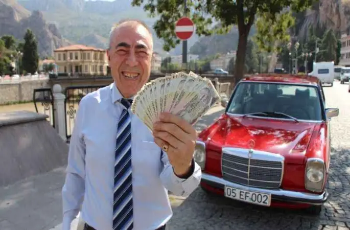 Arabasını satın alana üstüne 'bir deste para' verecek