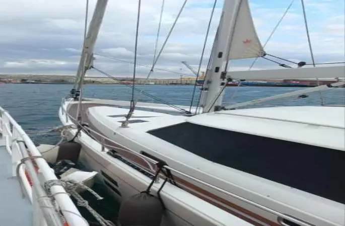 Çanakkale Boğazı’nda sürüklenen tekne kurtarıldı