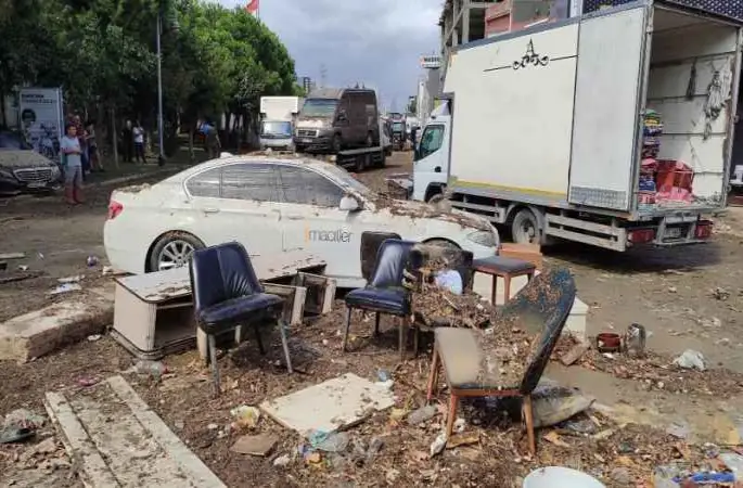 Suya gömülen MASKO Mobilyacılar Sitesi’nde temizlik çalışmaları sürüyor