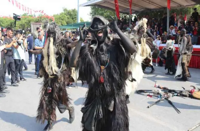 Tülütabaklar hem korkuttu hem dans etti