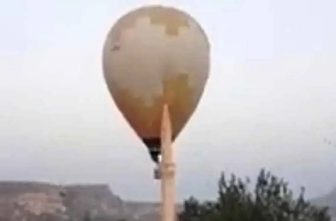 Sıcak hava balonu minarenin alemine çarptı
