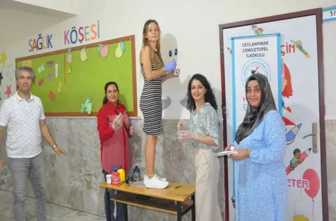 Suriye sınırındaki öğretmenlerin mesaisi okulu boyamakla başladı