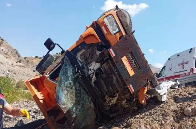 Çankırı'da kamyon şarampole devrildi: 1 ölü