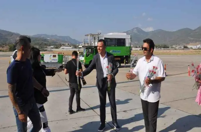 İran'dan Gazipaşa-Alanya Havalimanı’na ilk kez düzenlenen uçak seferinde yolcular çiçeklerle karşılandı