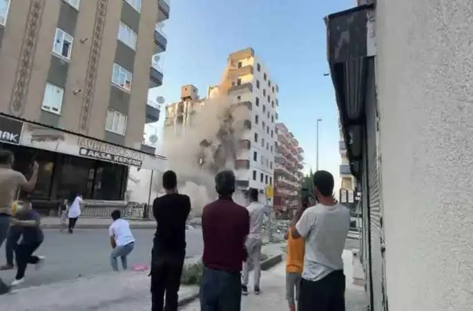 Diyarbakır'da ağır hasarlı bina yıkım esnasında çöktü