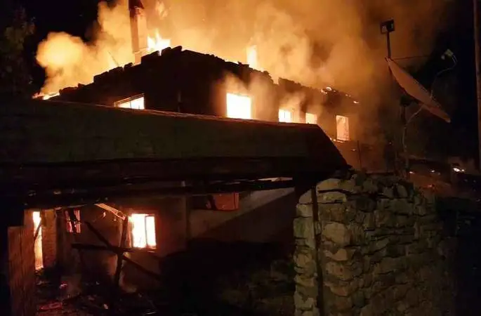 Karabük'te iki katlı ev alev alev yandı