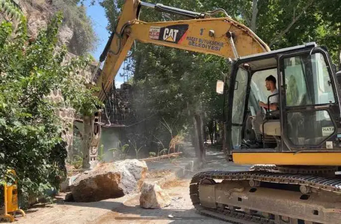 Depremin etkisini gösteren devasa kayalar parçalanarak kaldırılıyor