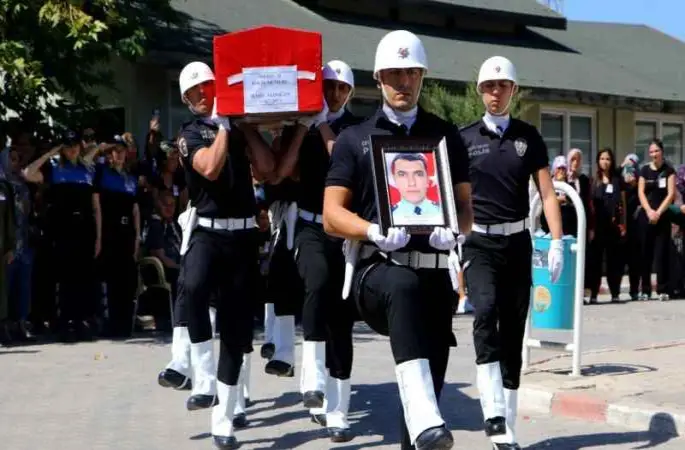 Adana'da kalp krizi geçiren polis memuru Raşit Aydoğan son yolculuğuna uğurlandı