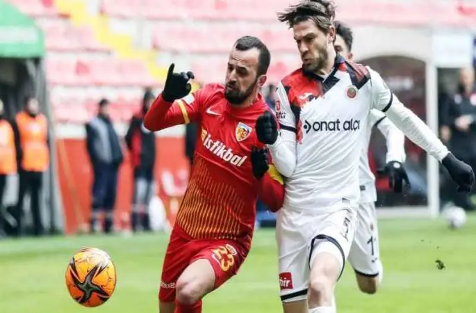 İlhan Parlak futbolu bıraktı