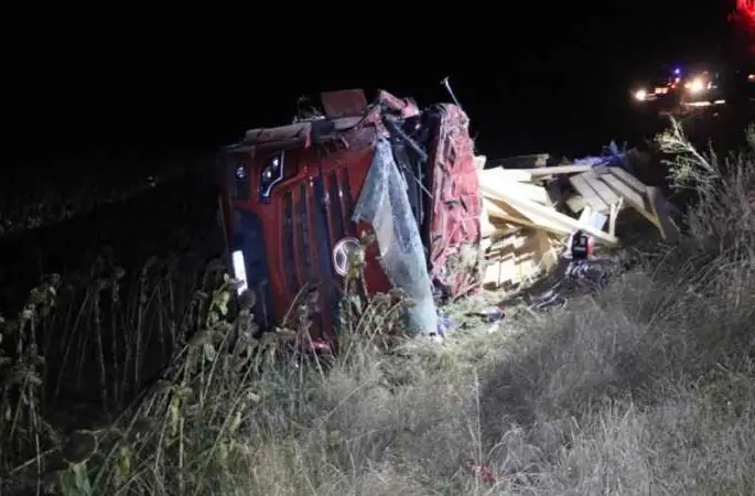 Afyonkarahisar’da devrilen kereste yüklü tırın sürücüsü hayatını kaybetti