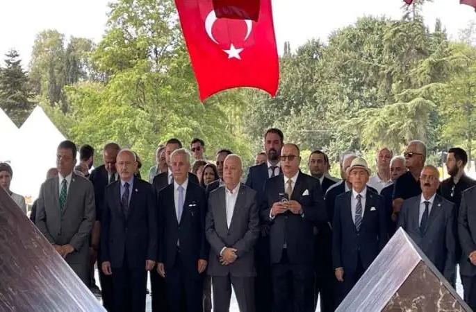 CHP Genel Başkanı Kılıçdaroğlu, Özal ve Menderes'in anıt mezarlarını ziyaret etti