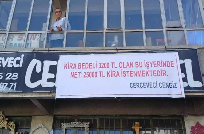 Kiraya yüzde 500 zam isteyen iş yeri sahibine dükkana astığı pankartla isyan etti