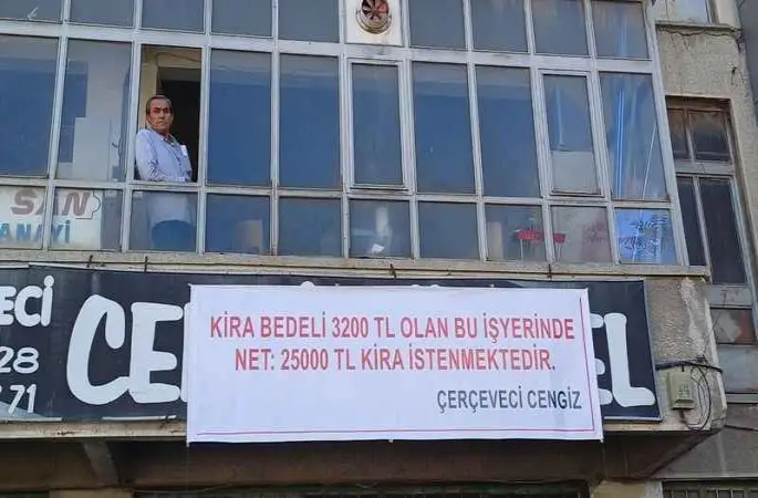 Kiraya yüzde 500 zam isteyen iş yeri sahibine dükkana astığı pankartla isyan etti