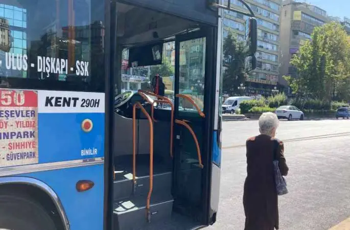 Ankara’da özel halk otobüsü şoförleri ile 65 yaş üzeri vatandaşlar karşı karşıya geldi
